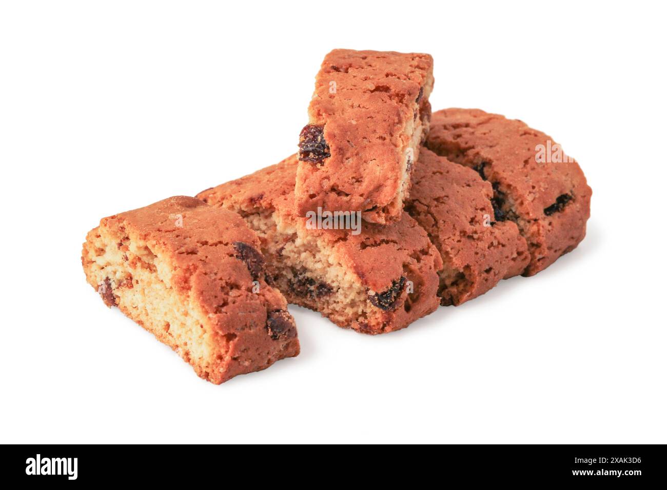 Biscuits sablés avec raisins secs en vrac isolés sur fond blanc Banque D'Images