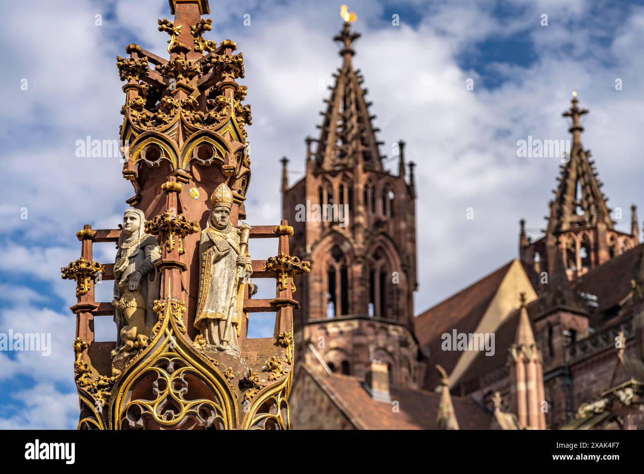 Détail de la fontaine de poissons et de la Minster de Freiburg sur Münsterplatz, Freiburg im Breisgau, Forêt Noire, Bade-Württemberg, Allemagne Banque D'Images