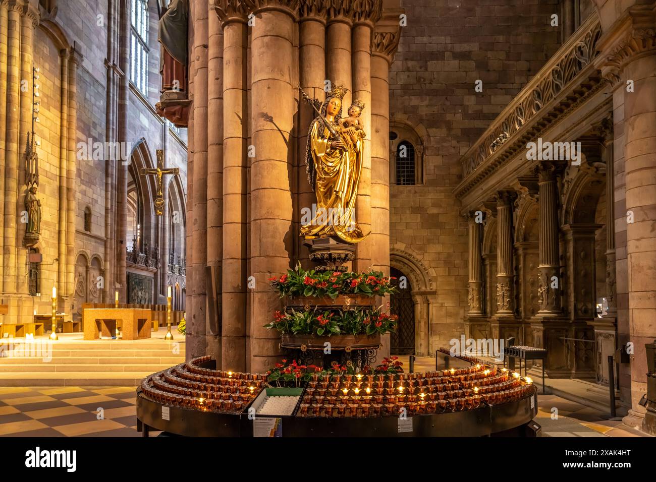 Vierge et bougies sacrificielles à l'intérieur de Fribourg Minster, Freiburg im Breisgau, Forêt Noire, Bade-Württemberg, Allemagne Banque D'Images