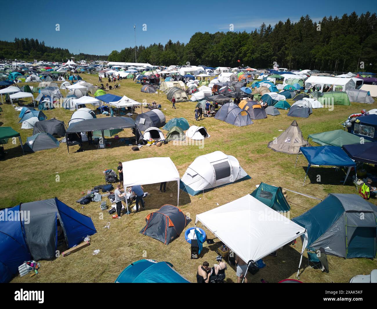 07 juin 2024, Rhénanie-Palatinat, Nürburg : les fans de rock installent leurs tentes sur le camping du festival 'Rock am Ring'. 'Rock am Ring' est l'un des plus grands festivals de musique en Allemagne. Le festival dure jusqu'au 9 juin. (Photo aérienne avec un drone) photo : Thomas Frey/dpa Banque D'Images