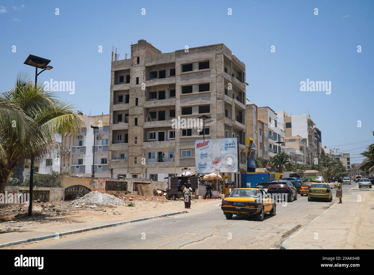 Nicolas Remene/le Pictorium - construction et immobilier à Dakar, Sénégal - 10/05/2024 - Sénégal/Dakar/Dakar - des projets de construction et d'immobilier surgissent comme des champignons dans la capitale sénégalaise. Ici dans le quartier Ouakam de Dakar, le 10 mai 2024. Fin avril, la Direction de la surveillance et du controle de l'occupation du sol (Dscos), agissant sur ordre des nouvelles autorités, a décidé d'arrêter tous les travaux de construction en cours sur les corniches de Dakar et sur la bande filaos de Guediawaye, afin de faire le point sur les permis de construire, leur Banque D'Images