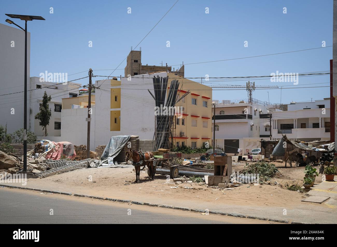 Nicolas Remene/le Pictorium - construction et immobilier à Dakar, Sénégal - 10/05/2024 - Sénégal/Dakar/Dakar - des projets de construction et d'immobilier surgissent comme des champignons dans la capitale sénégalaise. Ici dans le quartier Ouakam de Dakar, le 10 mai 2024. Fin avril, la Direction de la surveillance et du controle de l'occupation du sol (Dscos), agissant sur ordre des nouvelles autorités, a décidé d'arrêter tous les travaux de construction en cours sur les corniches de Dakar et sur la bande filaos de Guediawaye, afin de faire le point sur les permis de construire, leur Banque D'Images