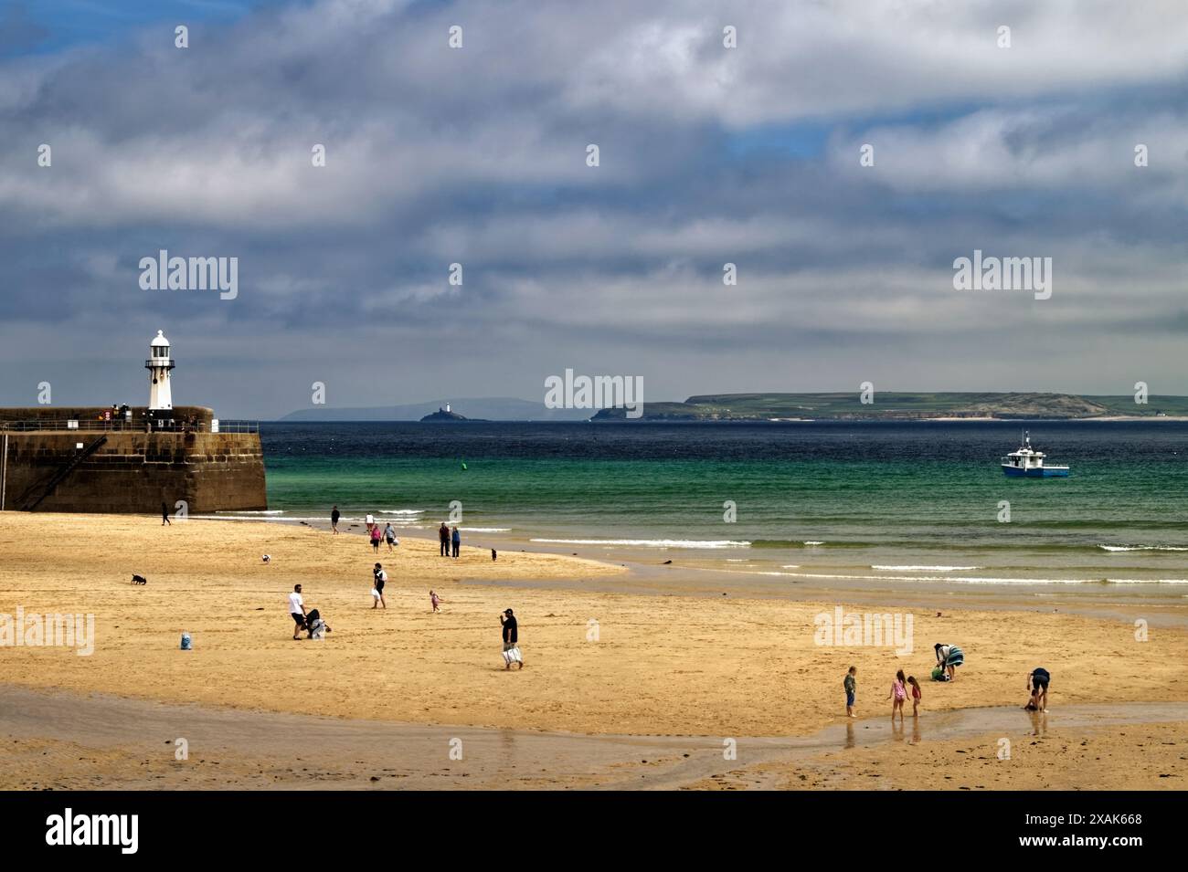 UK, Cornwall, St Ives Harbour Beach en regardant vers Godrevy Island et Gwithian. Banque D'Images