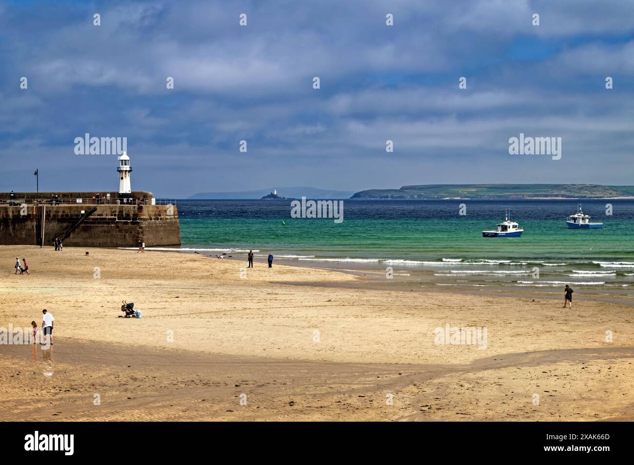 UK, Cornwall, St Ives Harbour Beach en regardant vers Godrevy Island et Gwithian. Banque D'Images