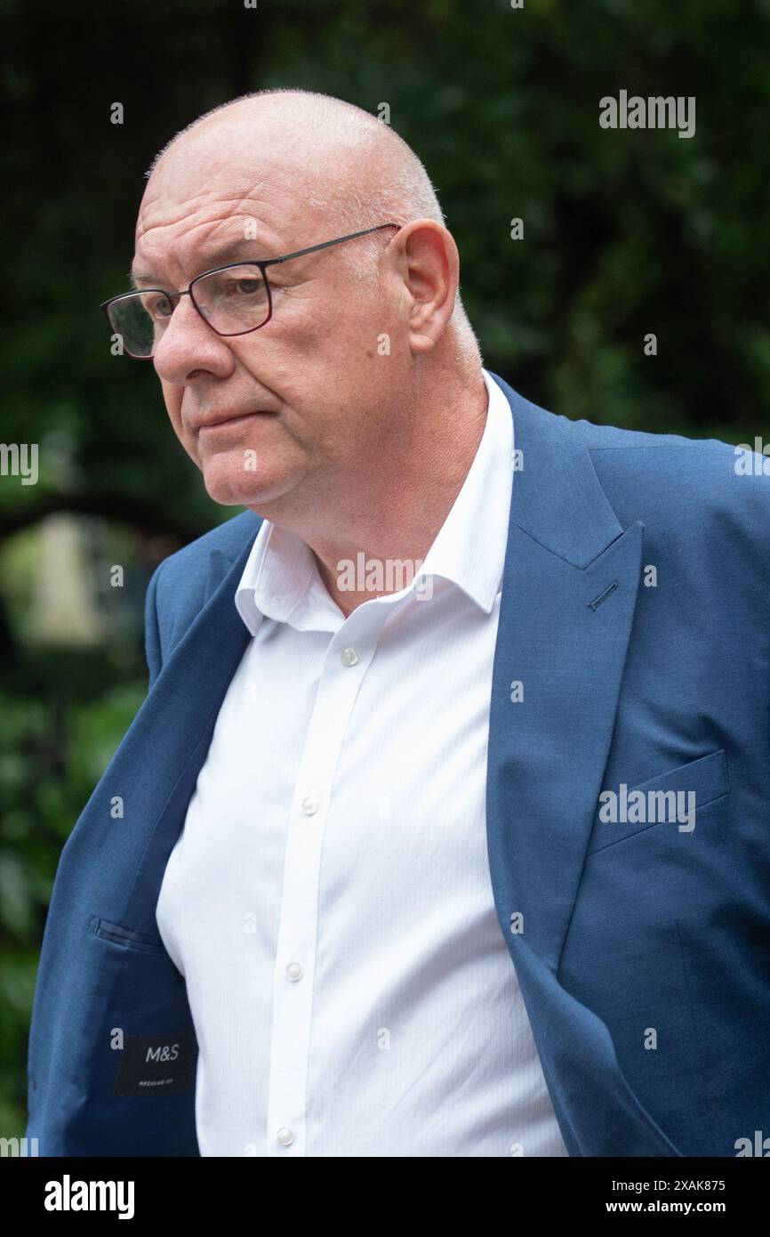 Londres, Royaume-Uni. 07 juin 2024. Dave Ward - Secrétaire général du CWU (Syndicat des travailleurs de la communication) quitte une réunion du manifeste du travail à IET Londres : Savoy place. Crédit : Justin Ng/Alamy Live News Banque D'Images