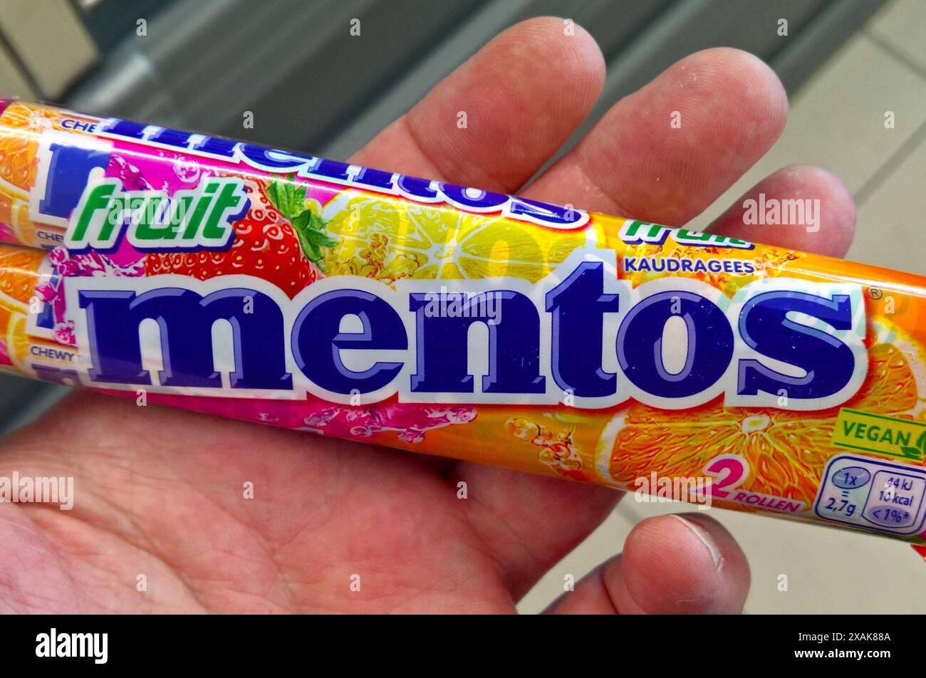 Mentos fruit, Kaubonbon mit Fruchtgeschmack. In Deutschland wird Mentos von der CFP Brands Süsswarenhandels GmbH und Co KG mit Sitz in Bonn vertrieben. CFP Brands ist ein Gemeinschaftsunternehmen von Perfetti Van Melle und Lofthouse of Fleetwood, u.a. bekannt durch Fishermans Friend *** Mentos fruit, bonbons à mâcher à saveur de fruit en Allemagne, Mentos est distribué par CFP Brands Süsswarenhandels GmbH und Co KG, basée à Bonn, CFP Brands est une joint-venture entre Perfetti Van Melle et Lofthouse de Fleetwood, connu pour Fishermans Friend, entre autres Banque D'Images