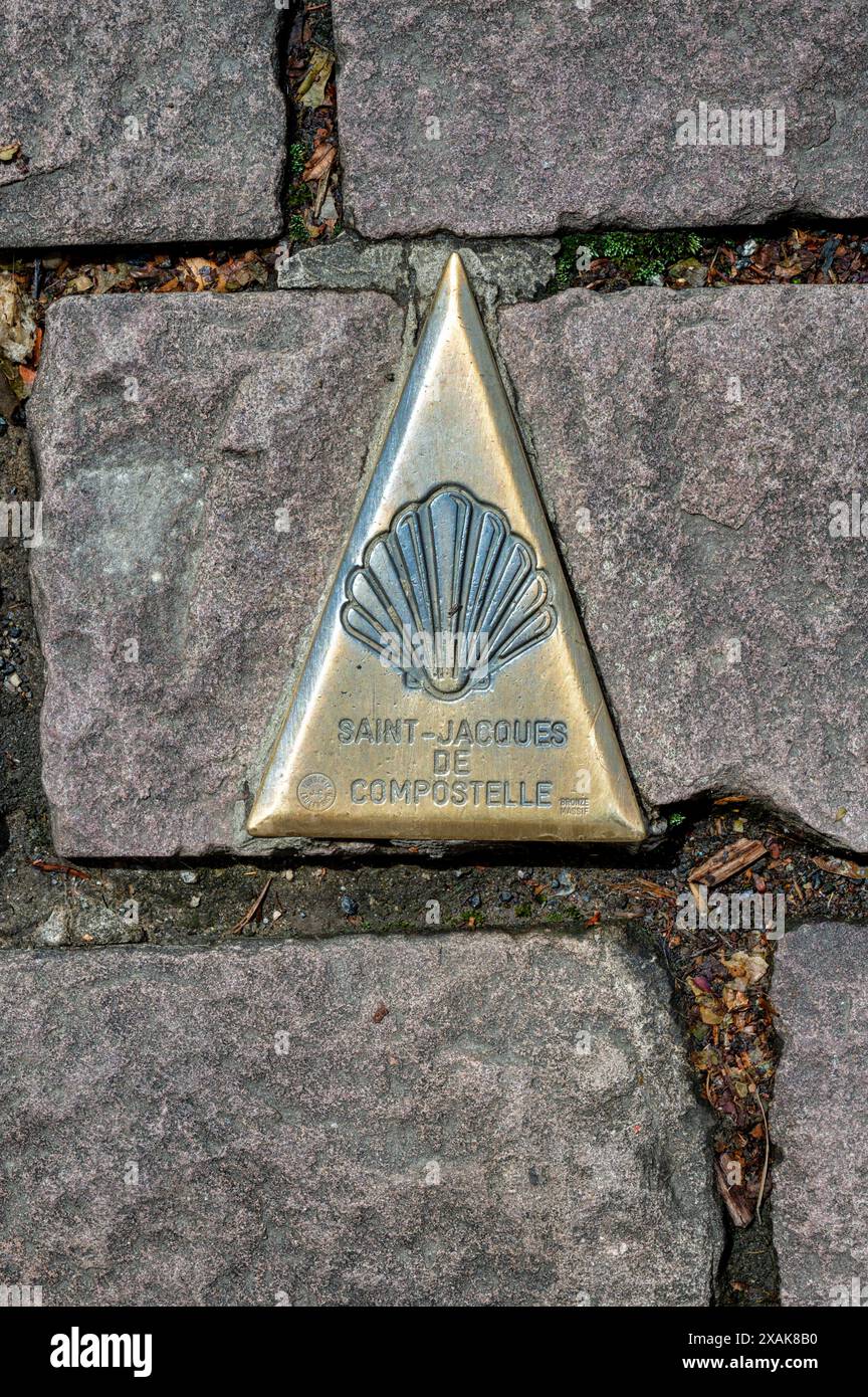 Saint-Jean-pied-de-Port, France- 14 mai 2024 : un fabricant de bronze sur la route pour indiquer le chemin de la voie Camino. Banque D'Images