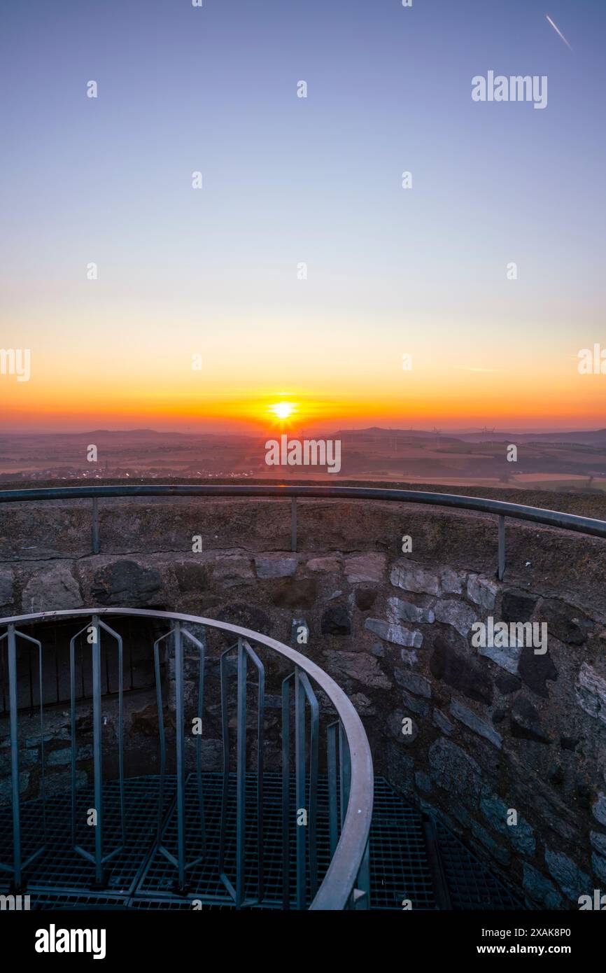 Ruines du château de Desenberg dans le Warburg Börde au lever du soleil en été, murs et balustrades au premier plan, Warburg, district de Höxter, Rhénanie du Nord-Westphalie, Allemagne Banque D'Images