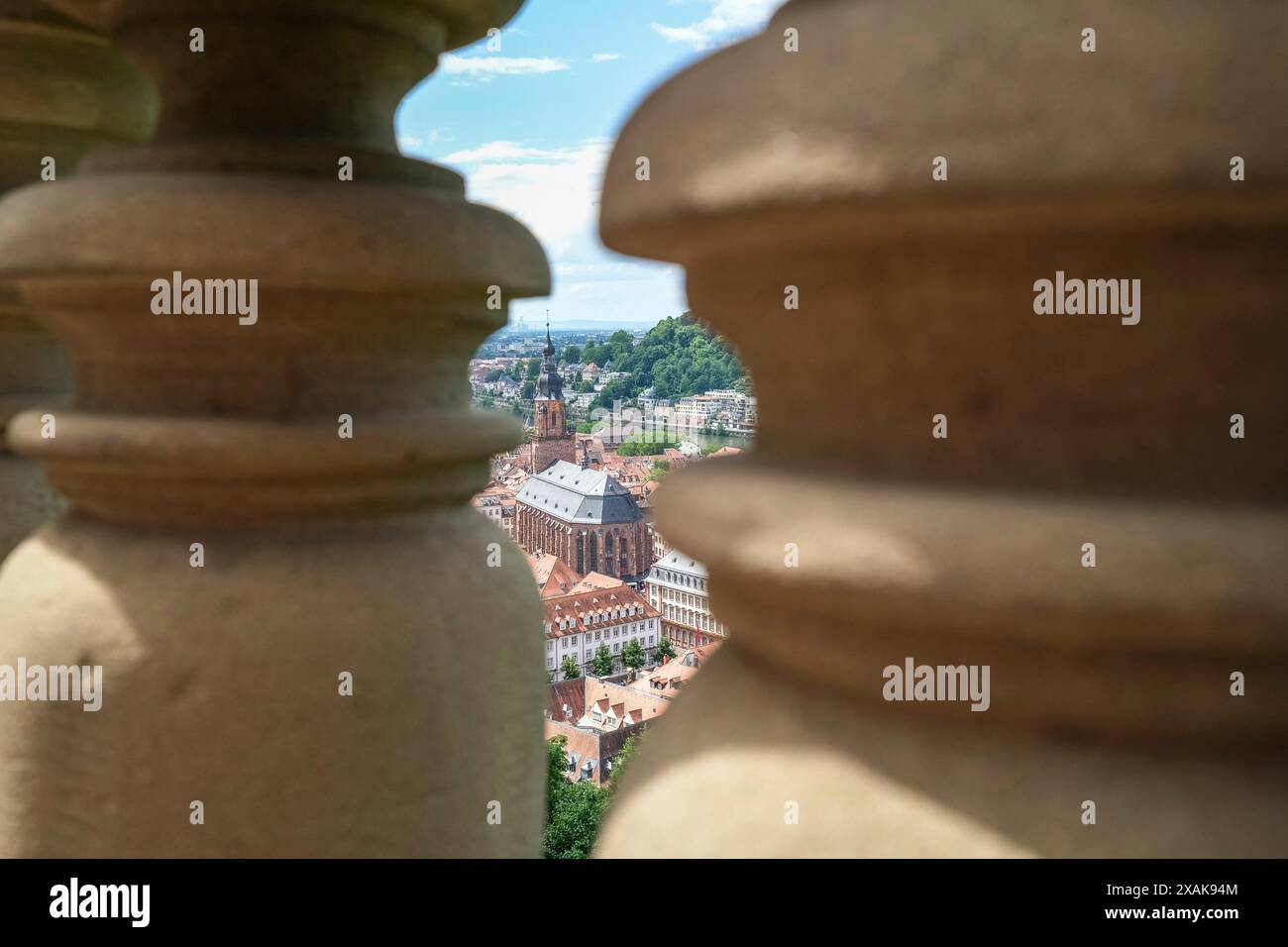 Europe, Allemagne, Bade-Württemberg, Heidelberg, vue entre deux colonnes de la Heiliggeistkirche dans la vieille ville de Heidelberg Banque D'Images