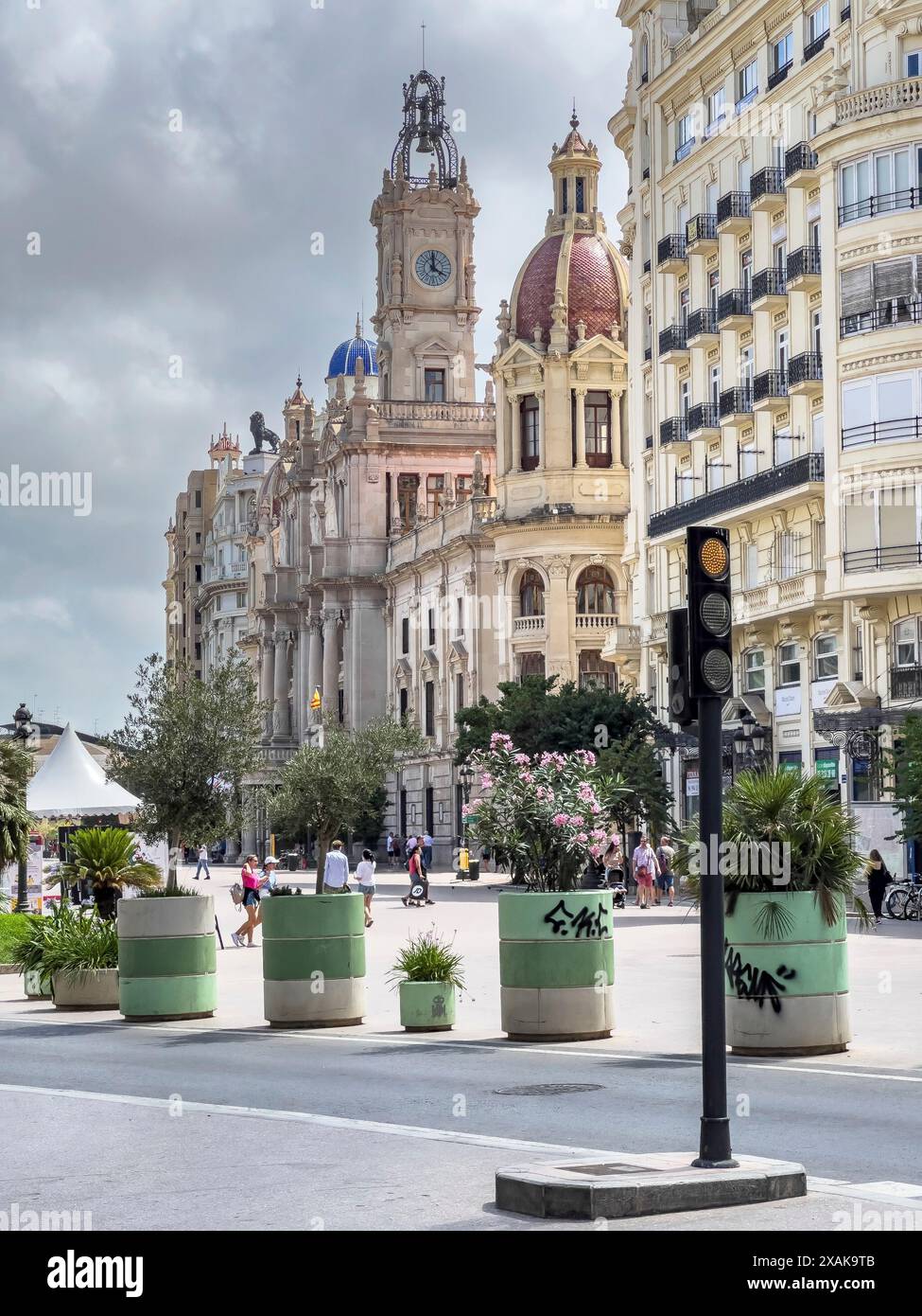 Europe, Espagne, Province de Valence, Valence, Ciutat Vella, scène de rue sur la populaire place Placa de l'Ajuntament Banque D'Images
