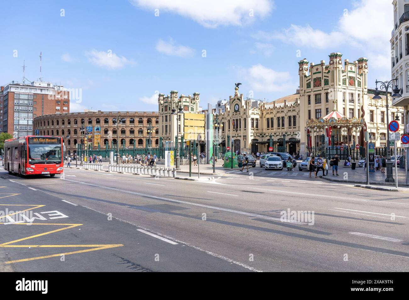 Europe, Espagne, Province de Valence, Valence, scène de rue devant la gare Estacio del Nord à Valence Banque D'Images
