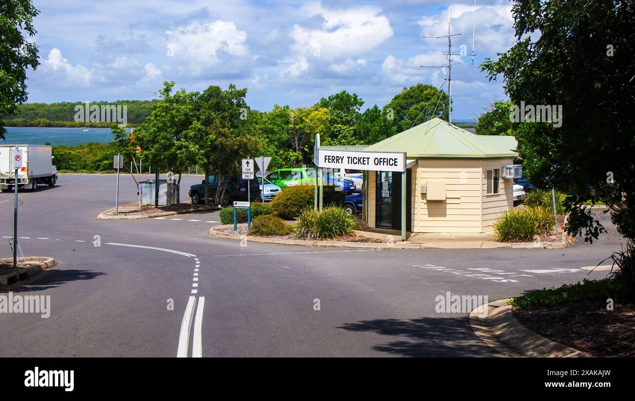 Billetterie dans le port de Bingham à Rivers Head, où le Kingfisher Bay Ferry emmène passagers et véhicules à Fraser Island (K'gari) sur l'eas Banque D'Images
