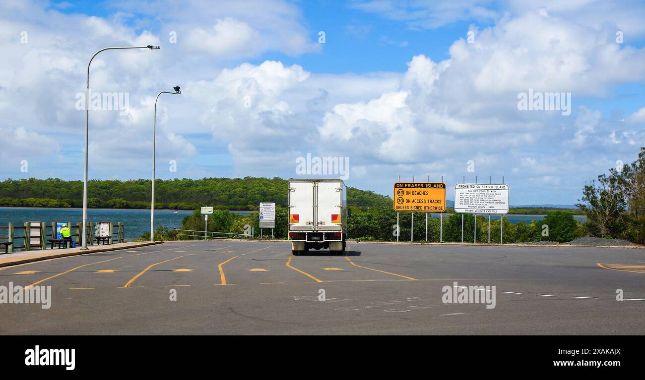 Voies de circulation au port de Bingham à Rivers Head, où les véhicules attendent pour embarquer sur le ferry de Kingfisher Bay à destination de Fraser Island (K'gari) sur la côte est de Banque D'Images