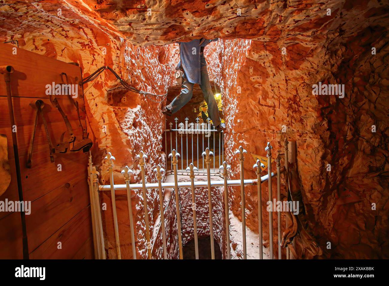 Statue de mineur recréant une scène de mine dans une galerie souterraine de grès de la mine Old Timers à Coober Pedy, Australie méridionale Banque D'Images