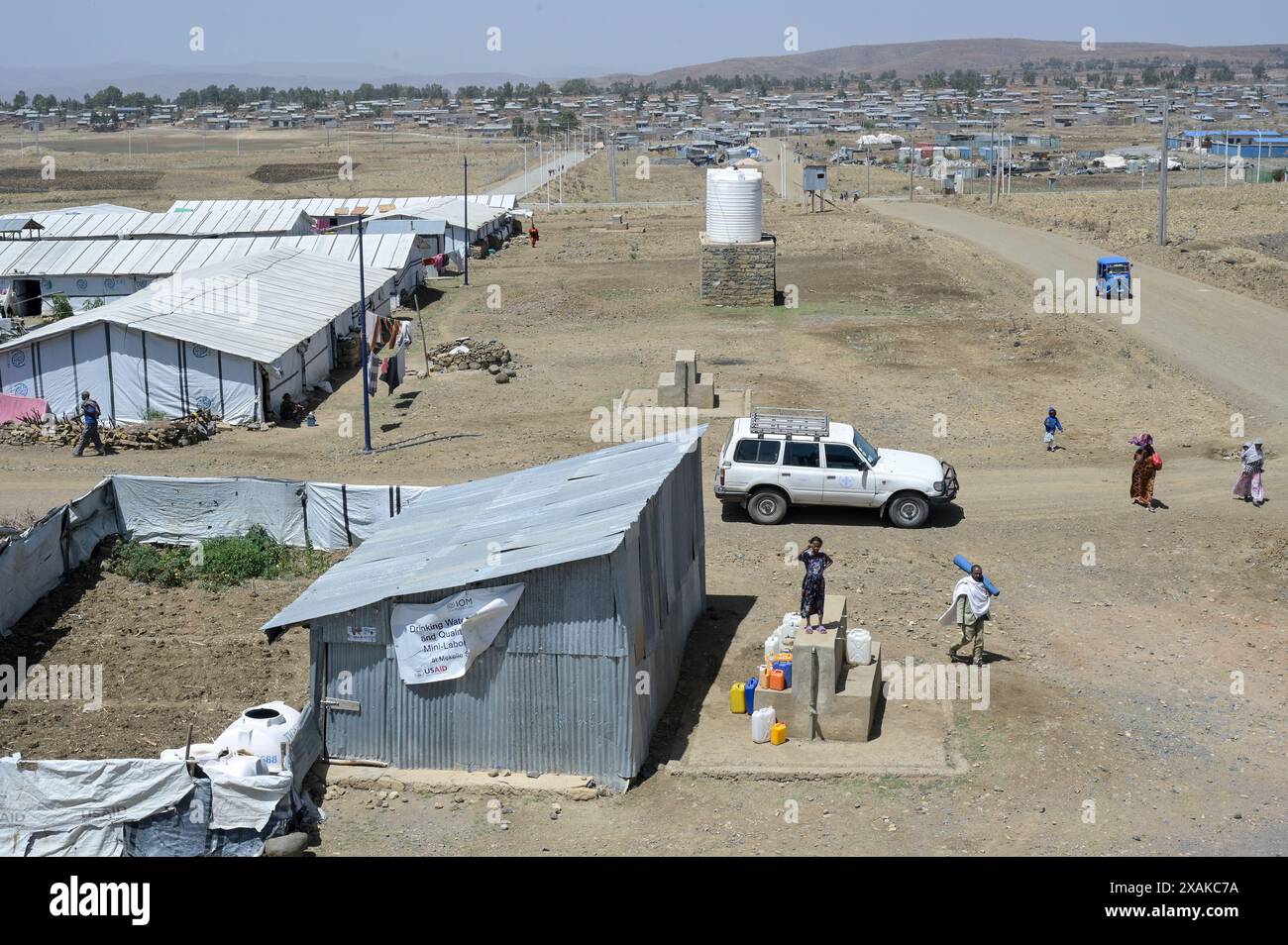 ETHIOPIE, Tigray, Mekelle, conséquences de la guerre du Tigré 2020-2022, camp de déplacés internes Sebacare SC 4 pour les déplacés internes et les réfugiés de guerre, approvisionnement en eau potable / ÄTHIOPIEN, Tigray, Mekelle, camp de déplacés internes Sebacare 4 site de déplacés internes am Stadtrand für Vertriebene des Tigray Krieges 2020-2022 Banque D'Images