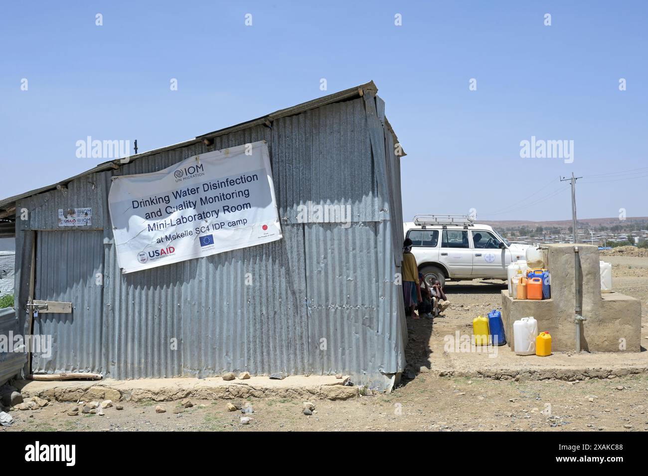 ETHIOPIE, Tigray, Mekelle, conséquences de la guerre du Tigré 2020-2022, camp de déplacés internes Sebacare SC 4 pour les déplacés internes et les réfugiés de guerre, approvisionnement en eau potable / ÄTHIOPIEN, Tigray, Mekelle, camp de déplacés internes Sebacare 4 site de déplacés internes am Stadtrand für Vertriebene des Tigray Krieges 2020-2022 Banque D'Images