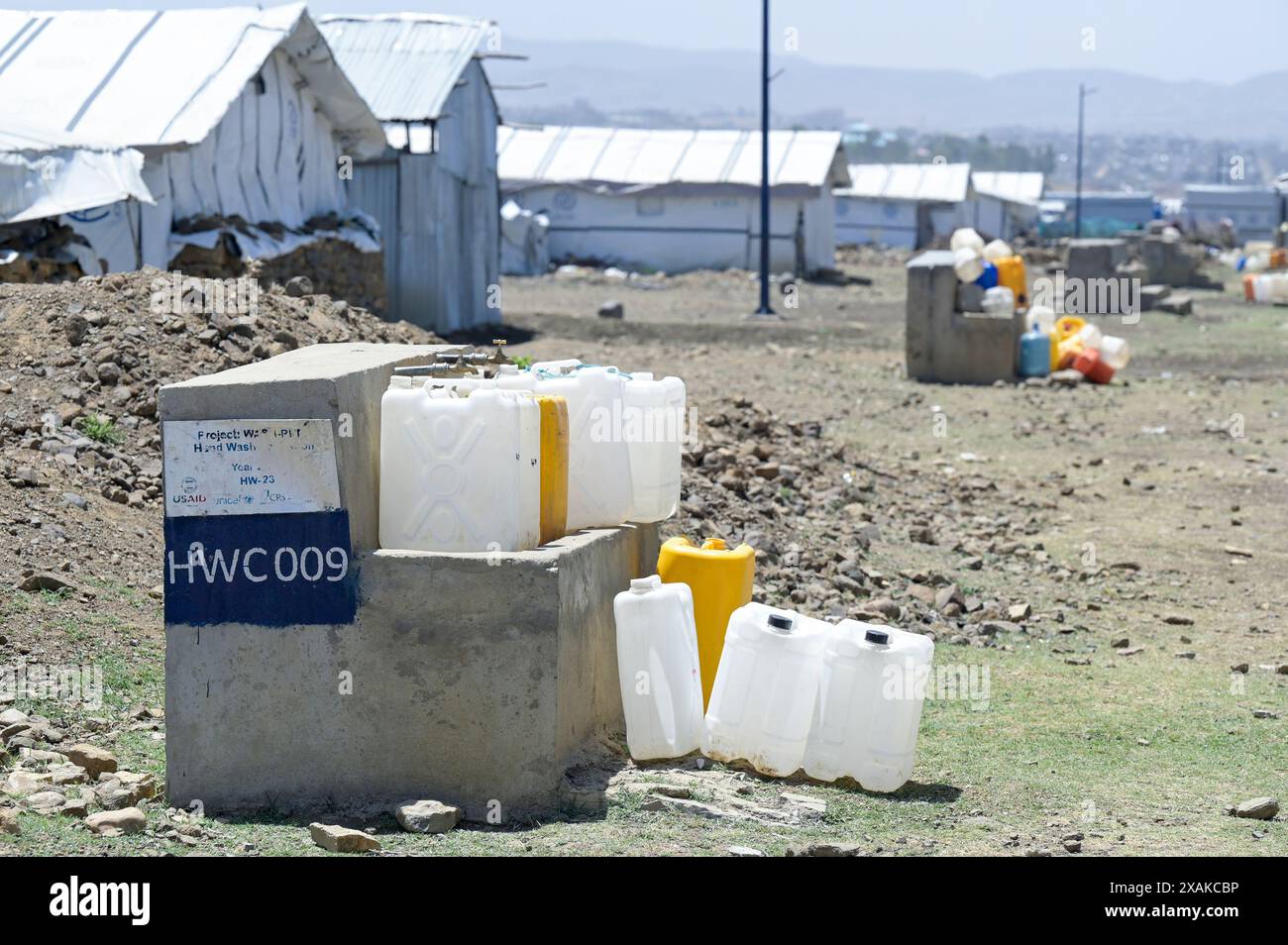 ETHIOPIE, Tigray, Mekelle, conséquences de la guerre du Tigré 2020-2022, camp de déplacés internes Sebacare 4 pour les personnes déplacées internes et les réfugiés de guerre, approvisionnement en eau / ÄTHIOPIEN, Tigray, Mekelle, camp de déplacés internes Sebacare 4 site am Stadtrand für Vertriebene des Tigray Krieges 2020-2022 Banque D'Images