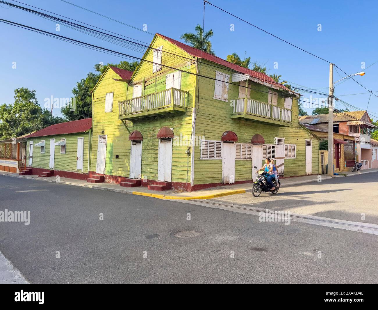 Amérique du Nord, Caraïbes, Grande Antilles, Île d'Hispaniola, République dominicaine, province de Monte Cristi, San Fernando de Monte Cristi, mère et fille sur un scooter Banque D'Images
