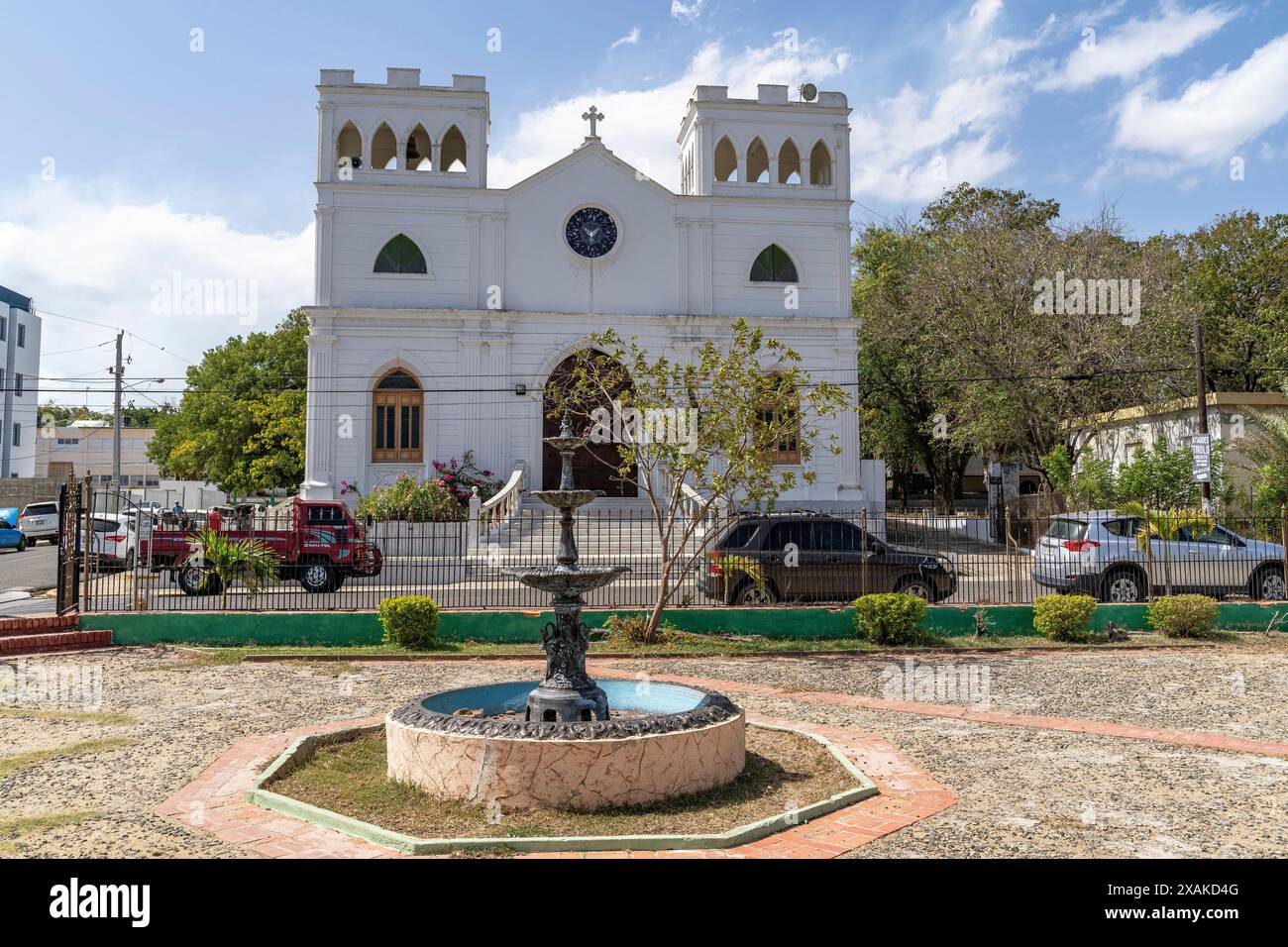 Amérique du Nord, Caraïbes, Grande Antilles, île d'Hispaniola, République dominicaine, province Monte Cristi, San Fernando de Monte Cristi, vue du Parque Duarte à l'église San Fernando de Montecristi Banque D'Images
