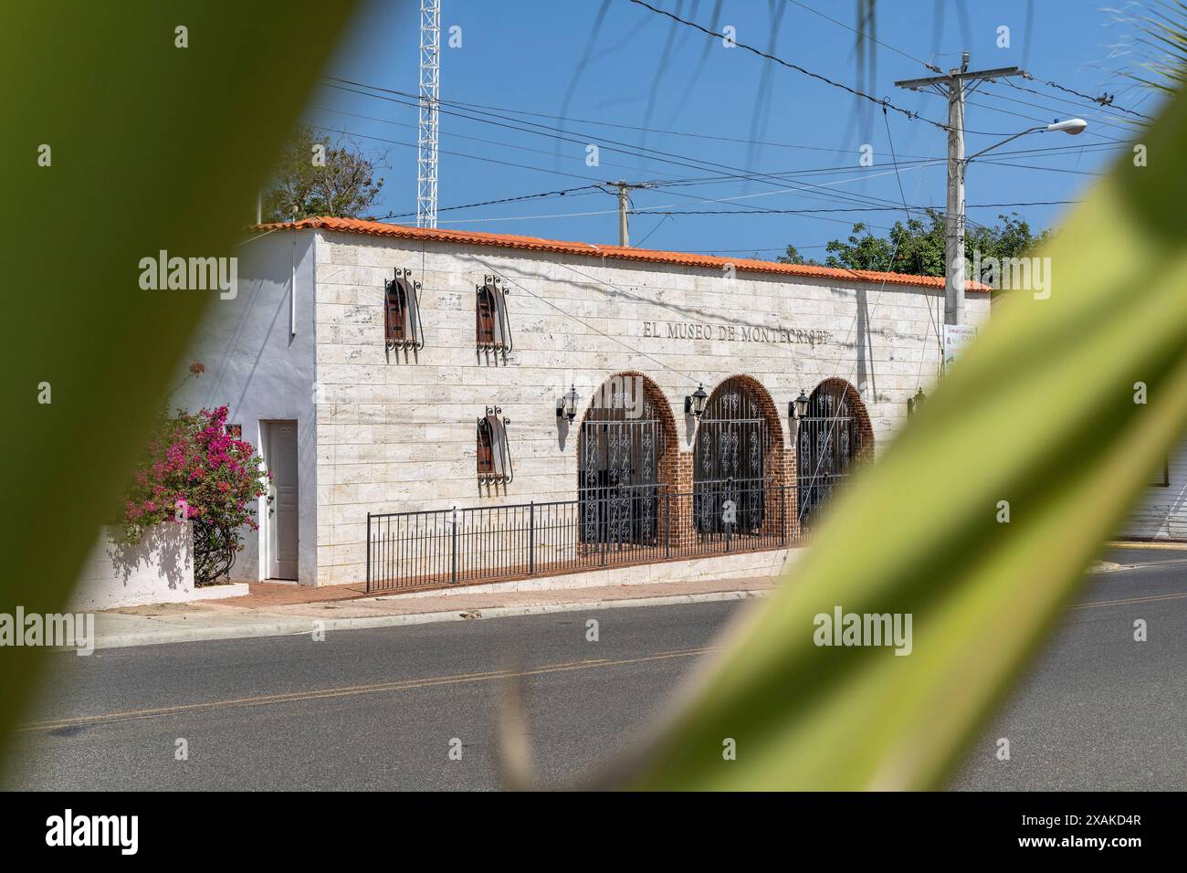 Amérique du Nord, Caraïbes, Grande Antilles, Île d'Hispaniola, République dominicaine, province de Monte Cristi, San Fernando de Monte Cristi, scène de rue devant le musée local de Montecristi Banque D'Images
