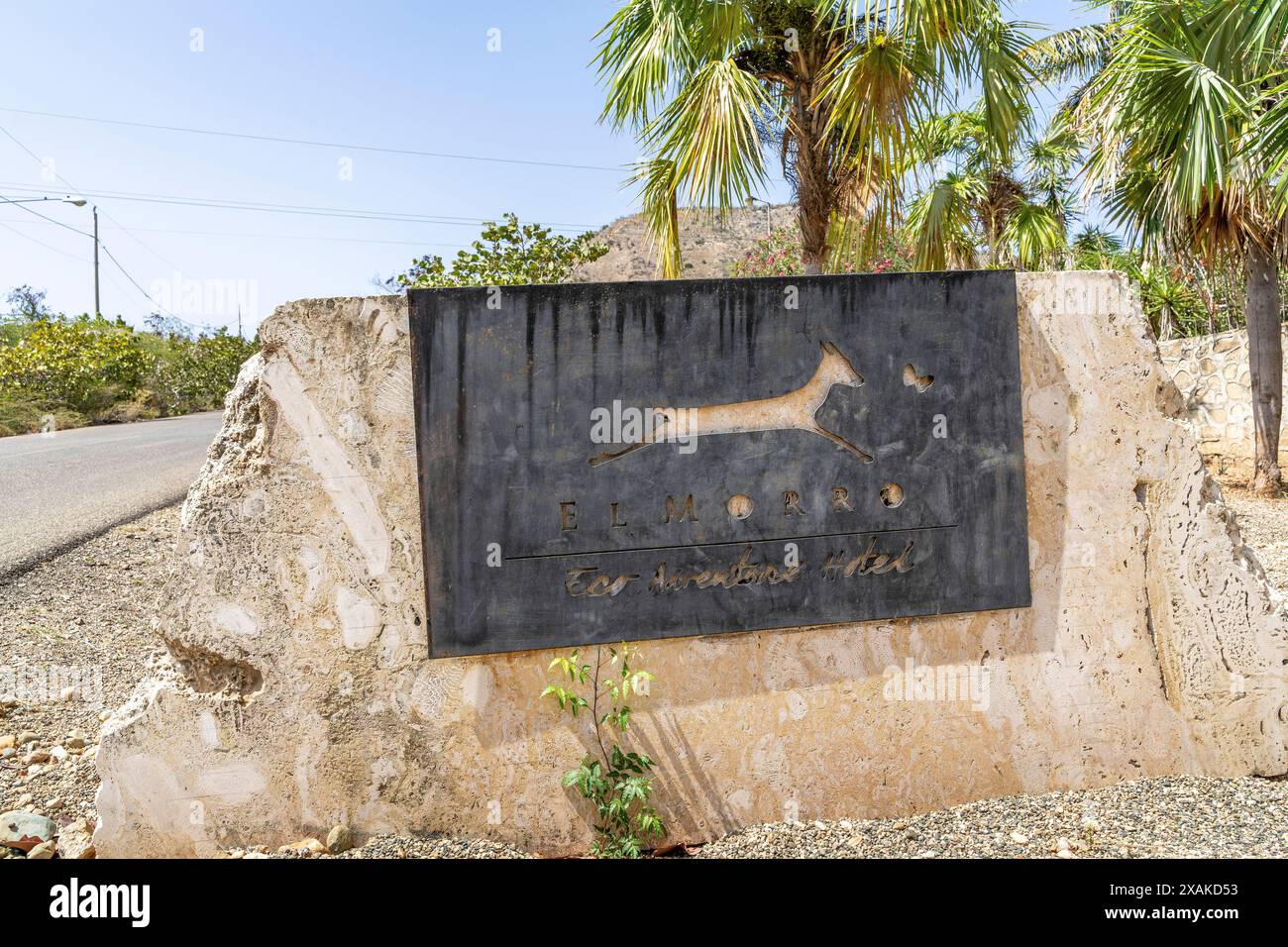 Amérique du Nord, Caraïbes, Grande Antilles, Île d'Hispaniola, République dominicaine, province de Monte Cristi, San Fernando de Monte Cristi, El Morro Eco Adventure Hôtel signe sur un rocher près de la route Banque D'Images