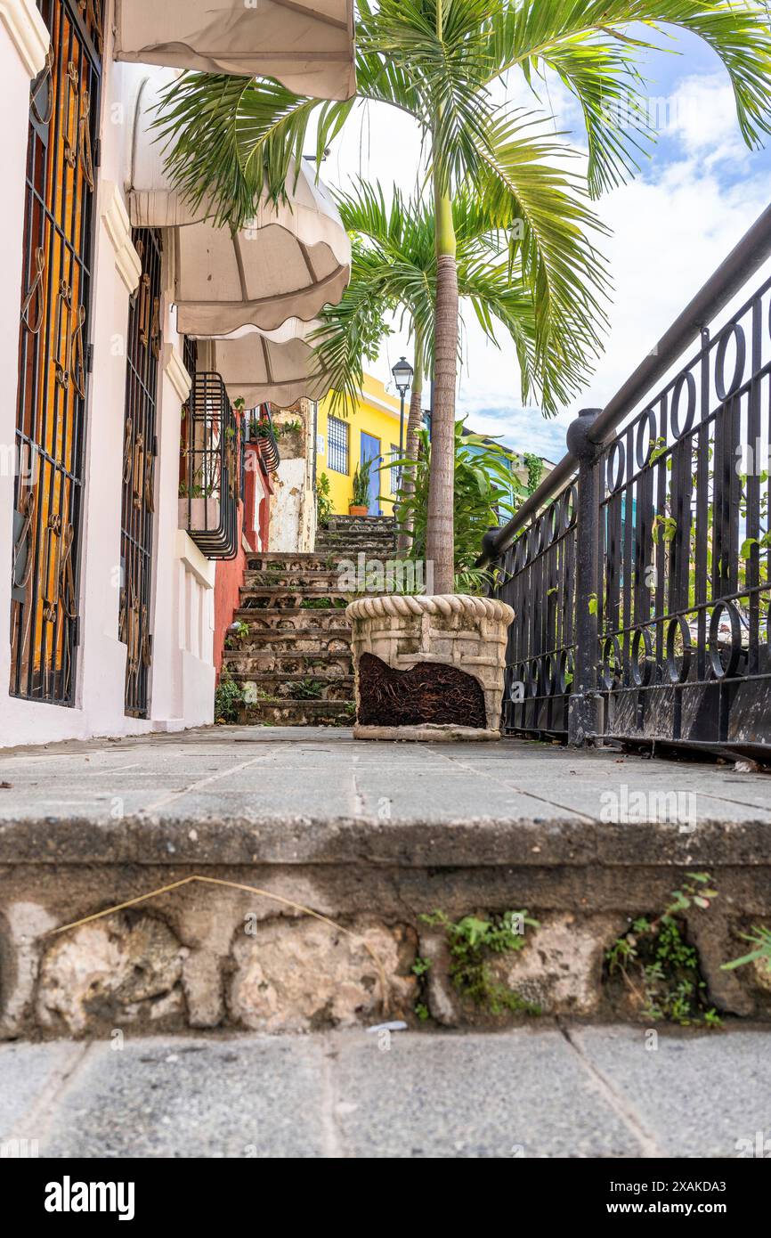 Amérique du Nord, Caraïbes, Grande Antilles, Île d'Hispaniola, République dominicaine, Santo Domingo, Zona Colonial, rue pittoresque Calle Hostos Banque D'Images