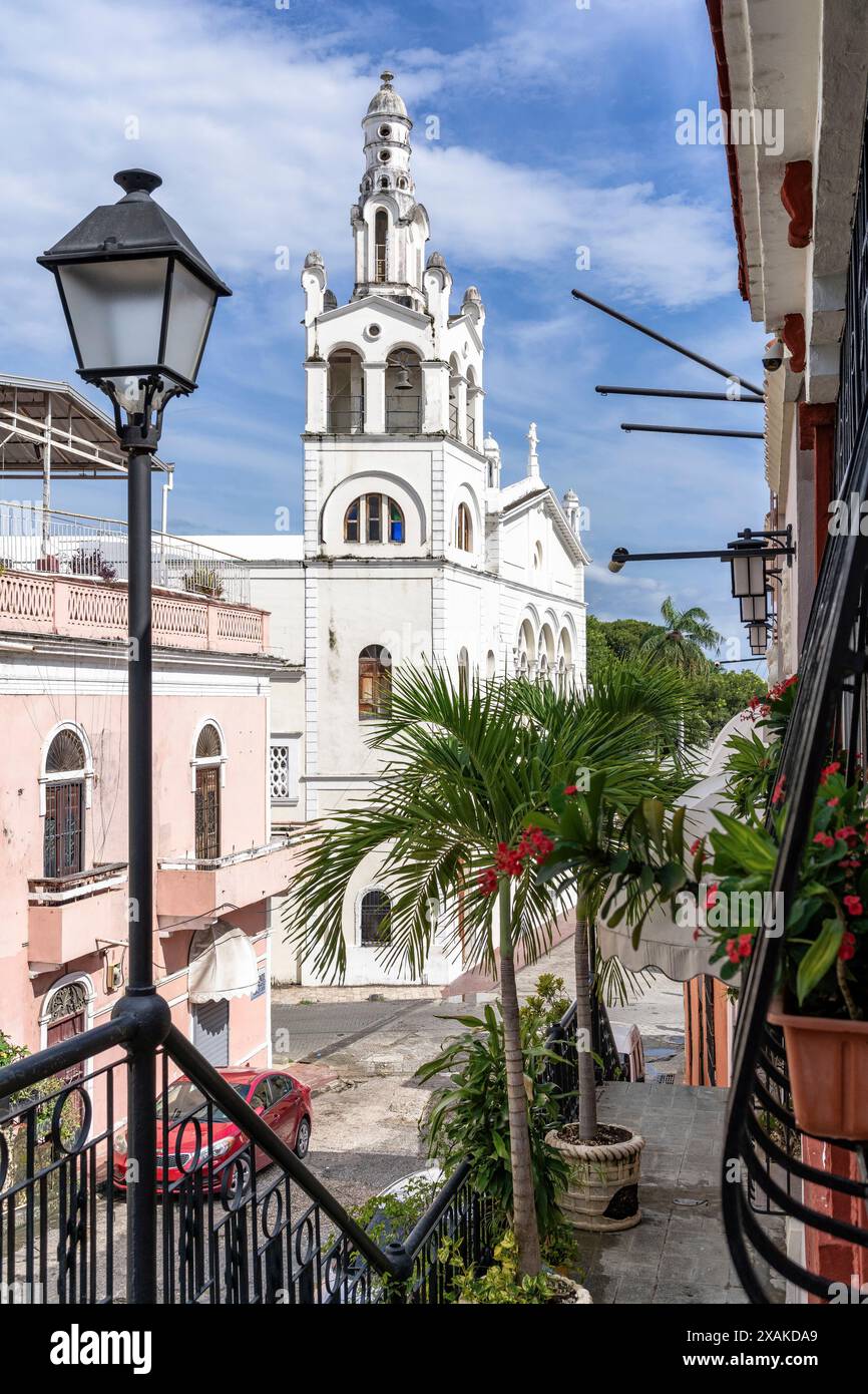 Amérique du Nord, Caraïbes, Grande Antilles, île d'Hispaniola, République dominicaine, Santo Domingo, Zona Colonial, vue de la rue Calle Hostos à l'église Santuario Arquidiocesano Nuestra Senora de la Altagracia Banque D'Images