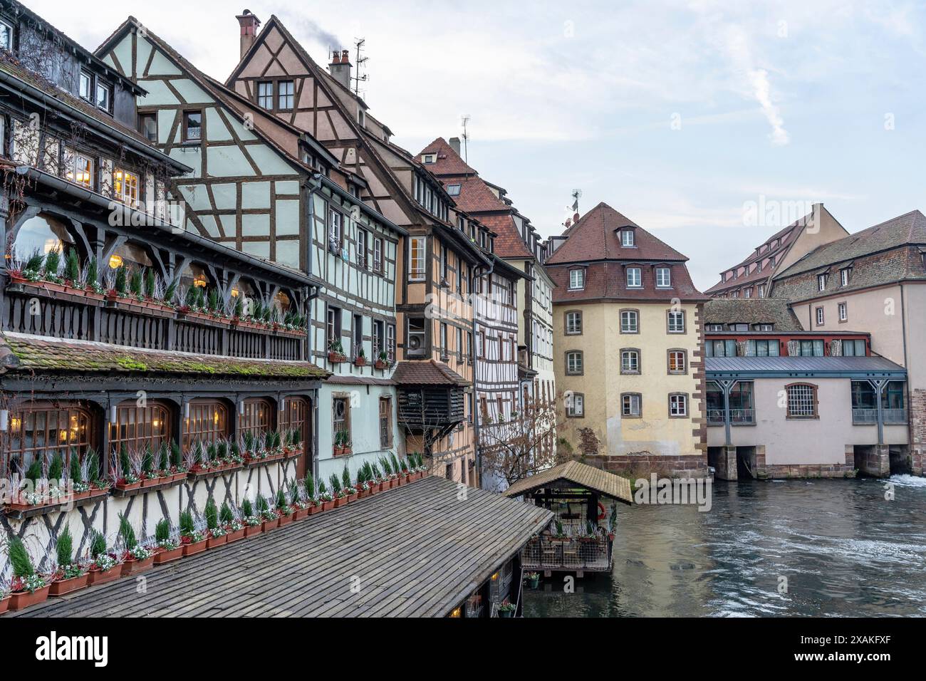 Europe, France, Grand est, Alsace, Strasbourg, petite France, maisons historiques à colombages au bord du canal Banque D'Images