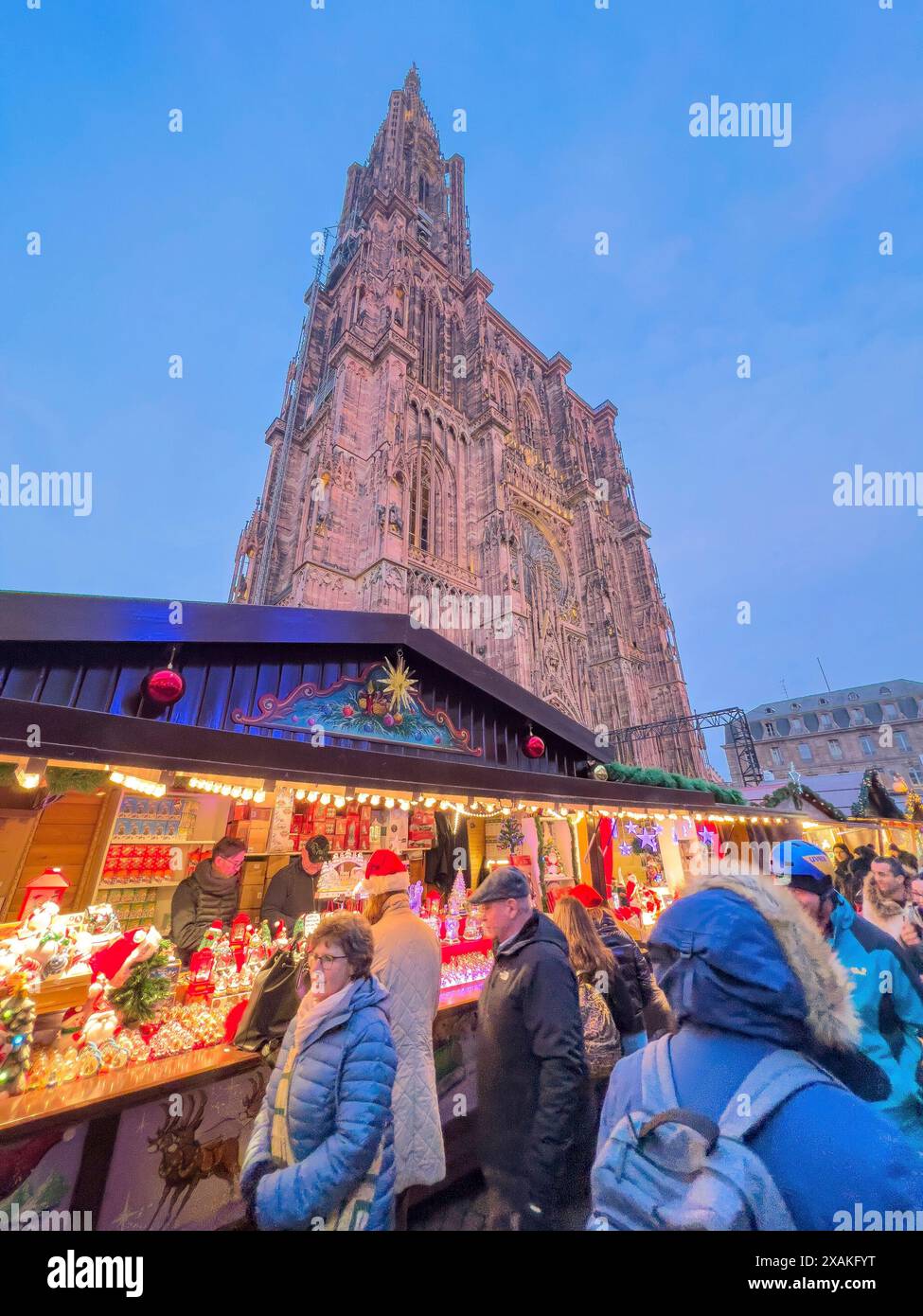 Europe, France, Grand est, Alsace, Strasbourg, vieille ville, touristes à un étal de marché de Noël en face de la cathédrale de Strasbourg Banque D'Images