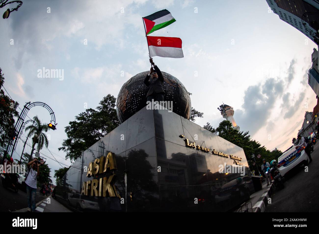 MOUVEMENT POUR LE RESPECT D'UNE HEURE POUR LA PALESTINE un activiste présente le mouvement pour le respect d'une heure pour la Palestine au Monument de solidarité Asie-Afrique à Bandung, Java occidental, Indonésie le 7 juin 2024. Cette action est un symbole de respect pour la jeune génération héritée par le premier Président Sukarno et les fondateurs de la nation indonésienne dans la lutte pour l'indépendance palestinienne. IMAGO/KHAIRIZAL MARIS Bandung West Java Indonesia Copyright : xKharizalxMarisxKhairizalxMarisx UNE HEURE MOUVEMENT POUR LE RESPECT DE LA PALESTINE_9 Banque D'Images