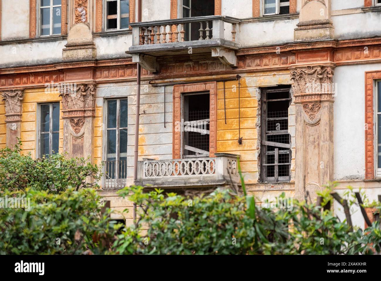 Ruine d'un ancien palais d'hôtel à Bellagio au lac de Côme, Italie Banque D'Images Ruine d'un ancien palais d'hôtel à Bellagio au lac de Côme, Italie Banque D'Images