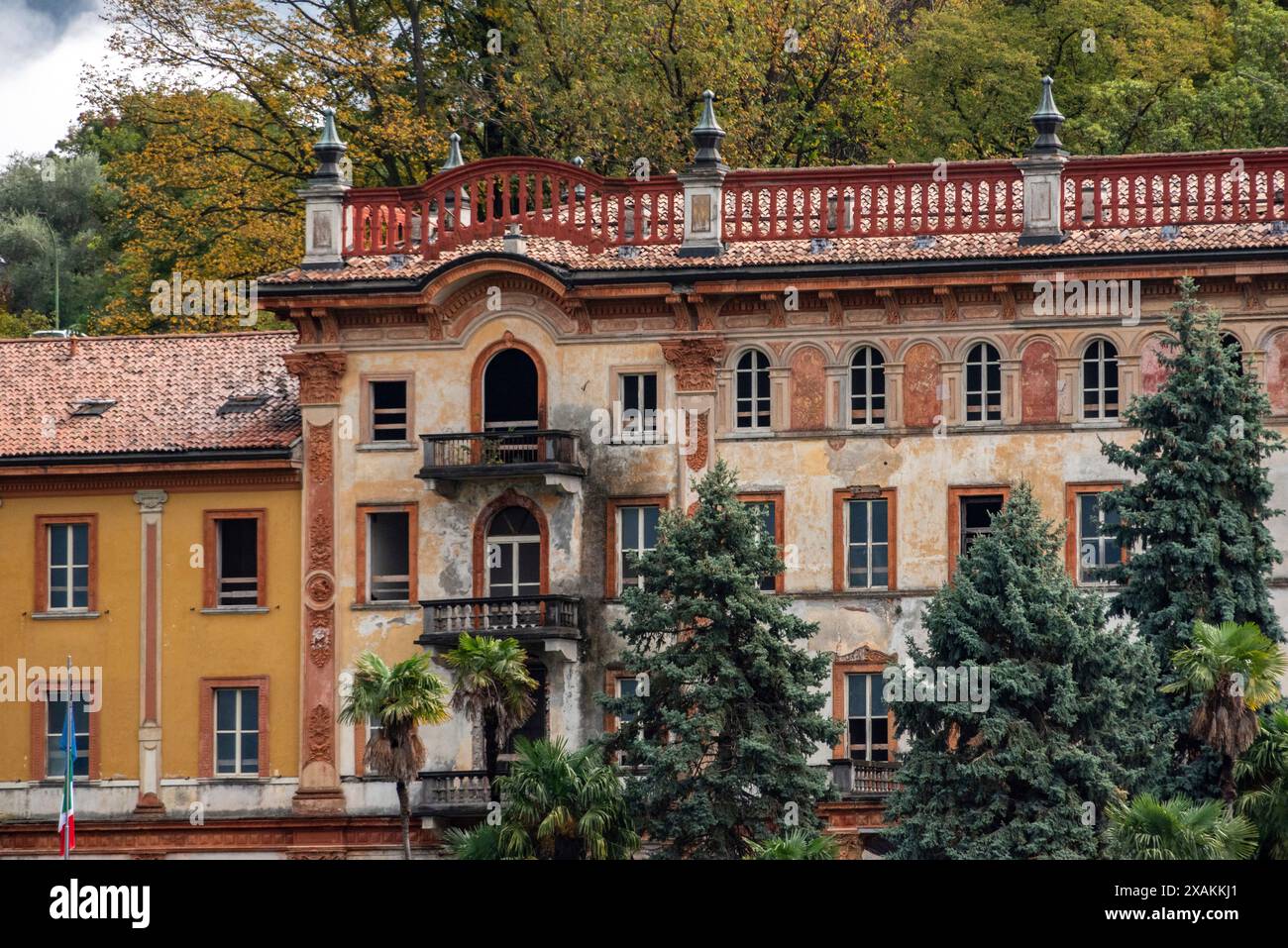 Ruine d'un ancien palais d'hôtel à Bellagio au lac de Côme, Italie Banque D'Images