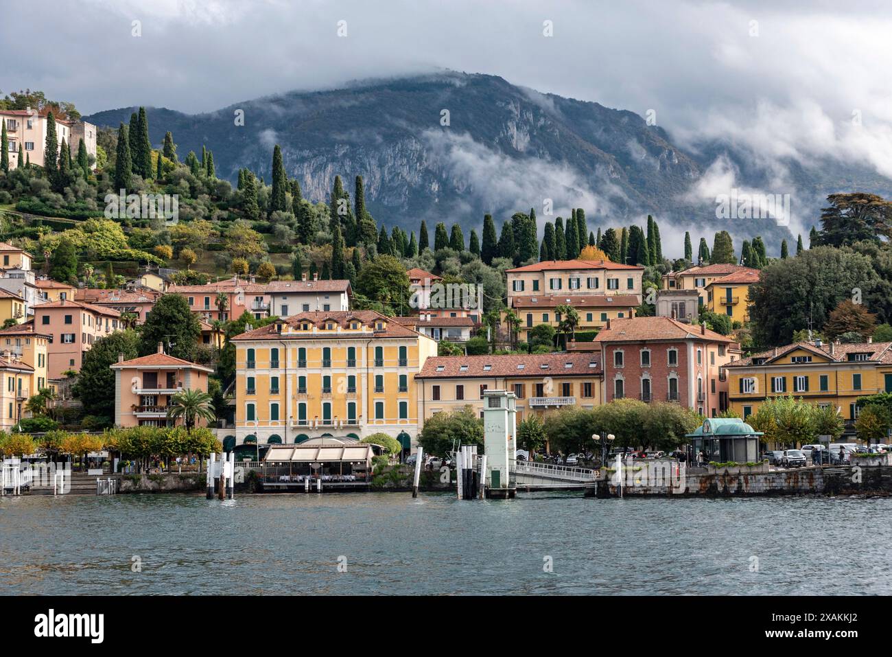 Bellagio au lac de Côme après la pluie, vu de Tremezzo, Italie Banque D'Images