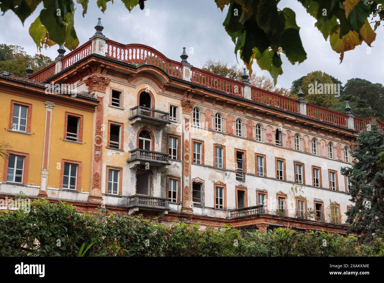 Ruine d'un ancien palais d'hôtel à Bellagio au lac de Côme, Italie Banque D'Images