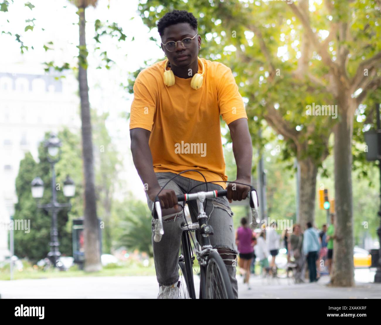 Jeune étudiant africain avec un vélo dans une ville. Mobilité durable Banque D'Images