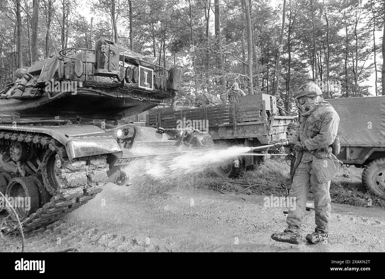 Station de décontamination préparée, pétrolier, soldats américains pulvérisant des chars avec des tuyaux à haute pression, manœuvres d'automne à Vogelsberg et Knüll, exercices sur le 'champ de bataille intégré' (conventionnel, nucléaire, chimique), action : 'les citoyens observent les manœuvres' Banque D'Images