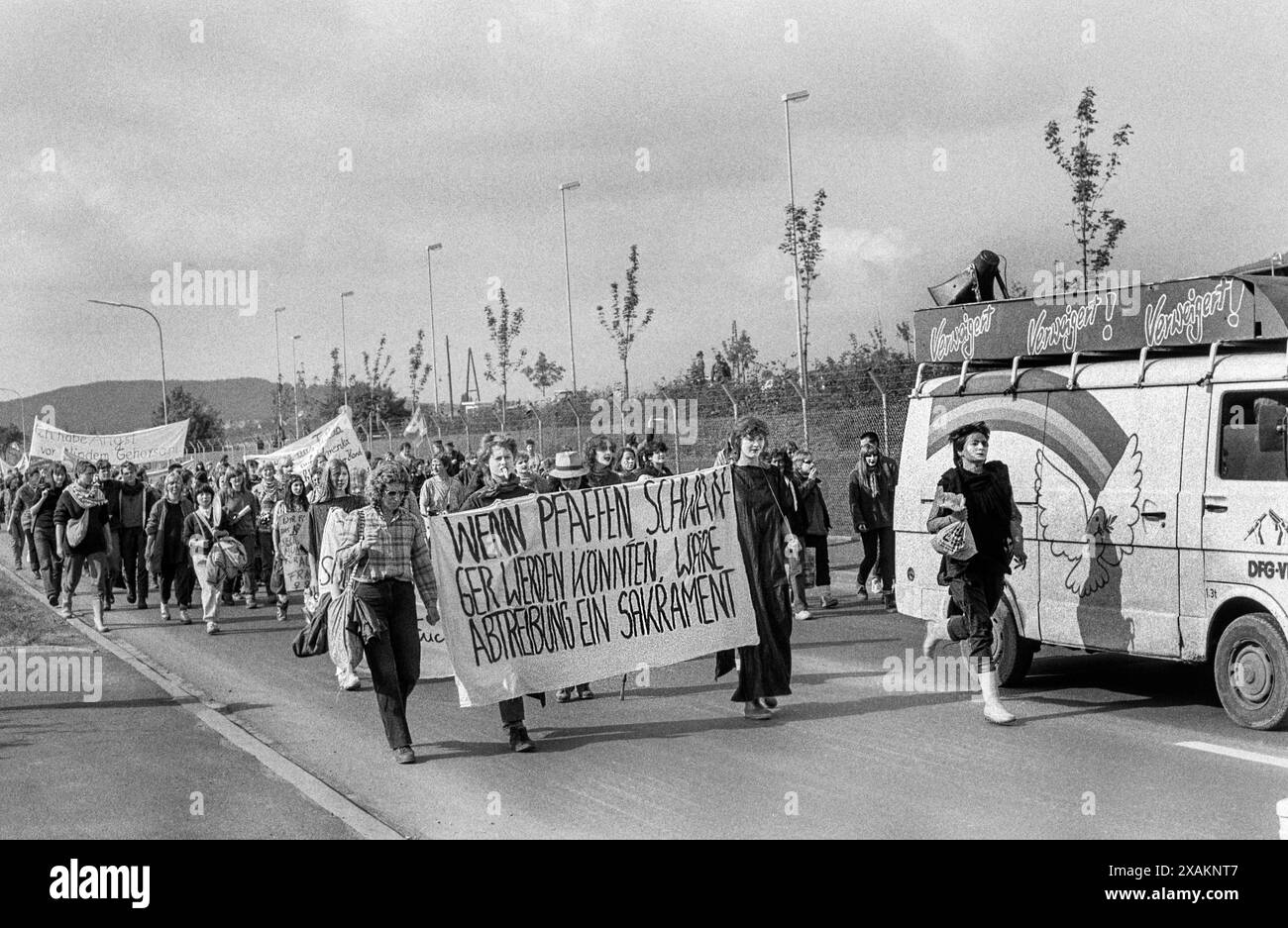 marche de manifestation des militants de la paix avec des banderoles le long de la 'caserne Downs'. La bannière porte l'inscription : «si les prêtres pouvaient tomber enceintes, l'avortement serait un sacrement», actions nationales d'automne du mouvement pour la paix dans le trou de Fulda, réseau humain, réseau pour la paix contre les manœuvres de guerre Banque D'Images