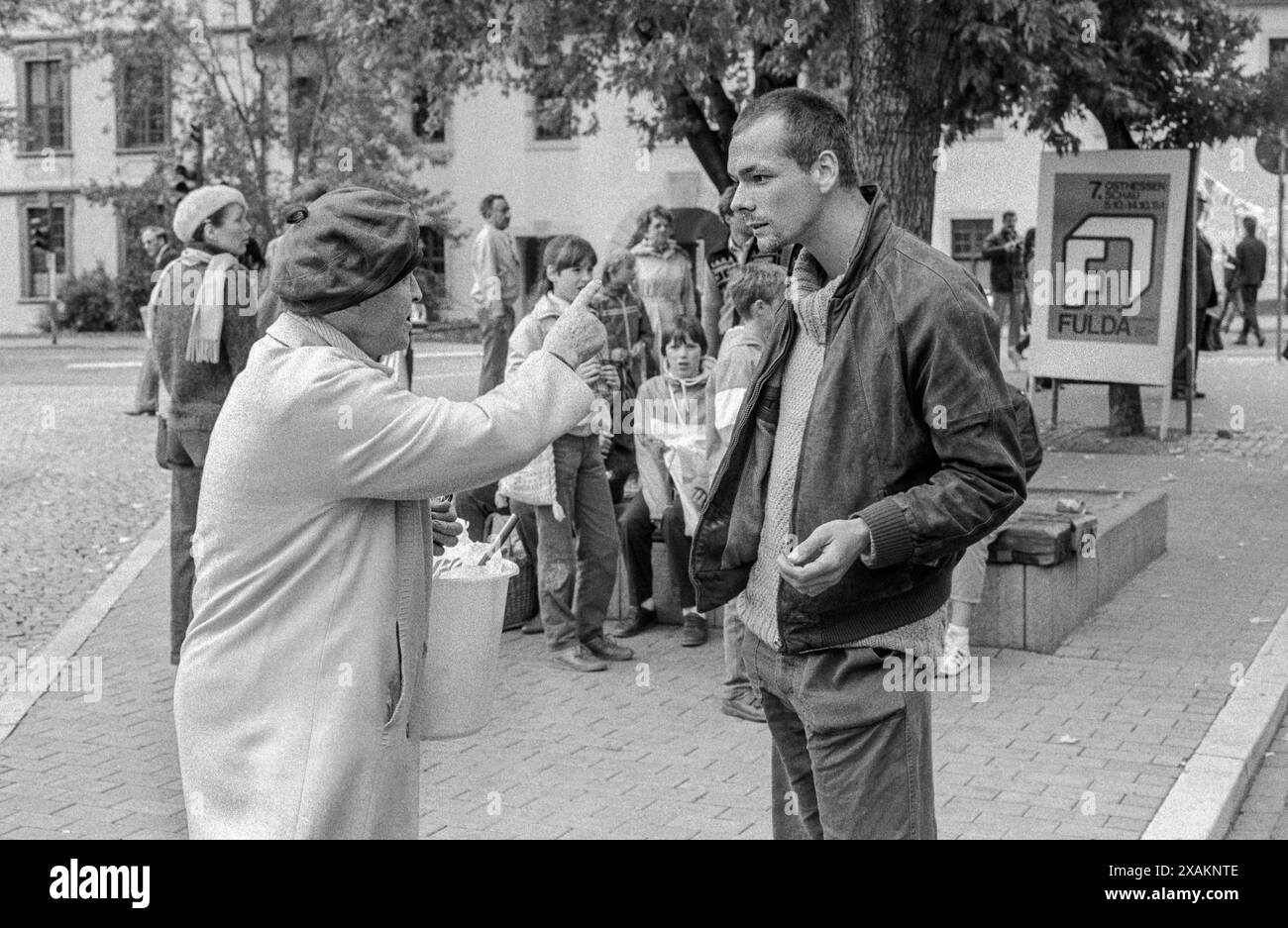 Citoyen Fulda âgé discute avec un participant de la manifestation pour la paix avec un index levé, les actions d'automne du mouvement pour la paix à l'échelle nationale dans le trou de Fulda, Menschennetz, Friedensnetz gegen Kriegsmanöver Banque D'Images