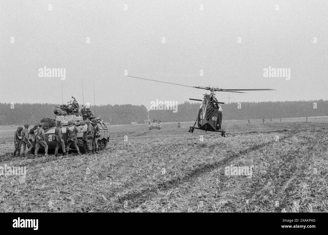 Soldats de la Bundeswehr dans les manœuvres d'automne dans le Fulda Gap 1984 avec des chars et des hélicoptères, les actions du mouvement pour la paix dans le Fulda Gap 1984 activistes de la paix, des gens, des activistes, observent les manœuvres Banque D'Images