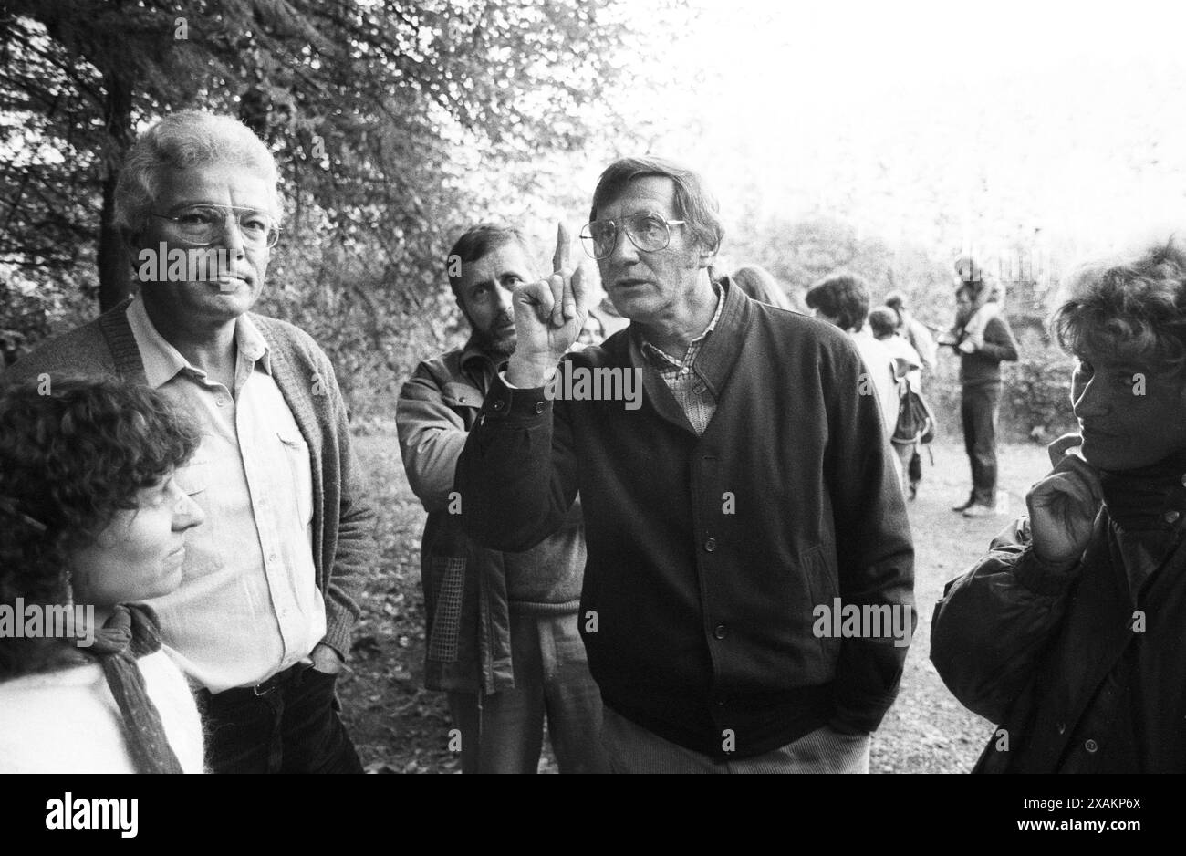 F.L.T.R., Gertud Schilling, membre du Parti Vert, son assistant de recherche, POF. Dr Knut Krusewitz, Siegfried Klee (avec l'index levé), maire de la ville de Schlitz dans le Vogelsberg discute de l'utilisation militaire de l'Eisenberg près de Schlitz, actions du mouvement de paix Banque D'Images