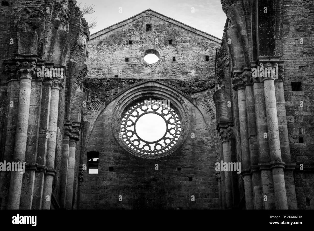 Rosette de fenêtre détruite au monastère cistercien abandonné San Galgano en Toscane, Italie Banque D'Images