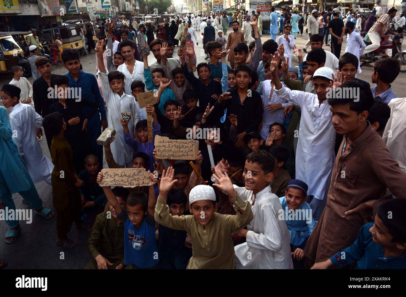 Les habitants de Patel para sont bloqués alors qu'ils organisent une manifestation de protestation contre le délestage prolongé de l'électricité et du sui gaz dans leur région, à Karachi le vendredi 7 juin 2024. Crédit : Pakistan Press International (PPI)/Alamy Live News Banque D'Images