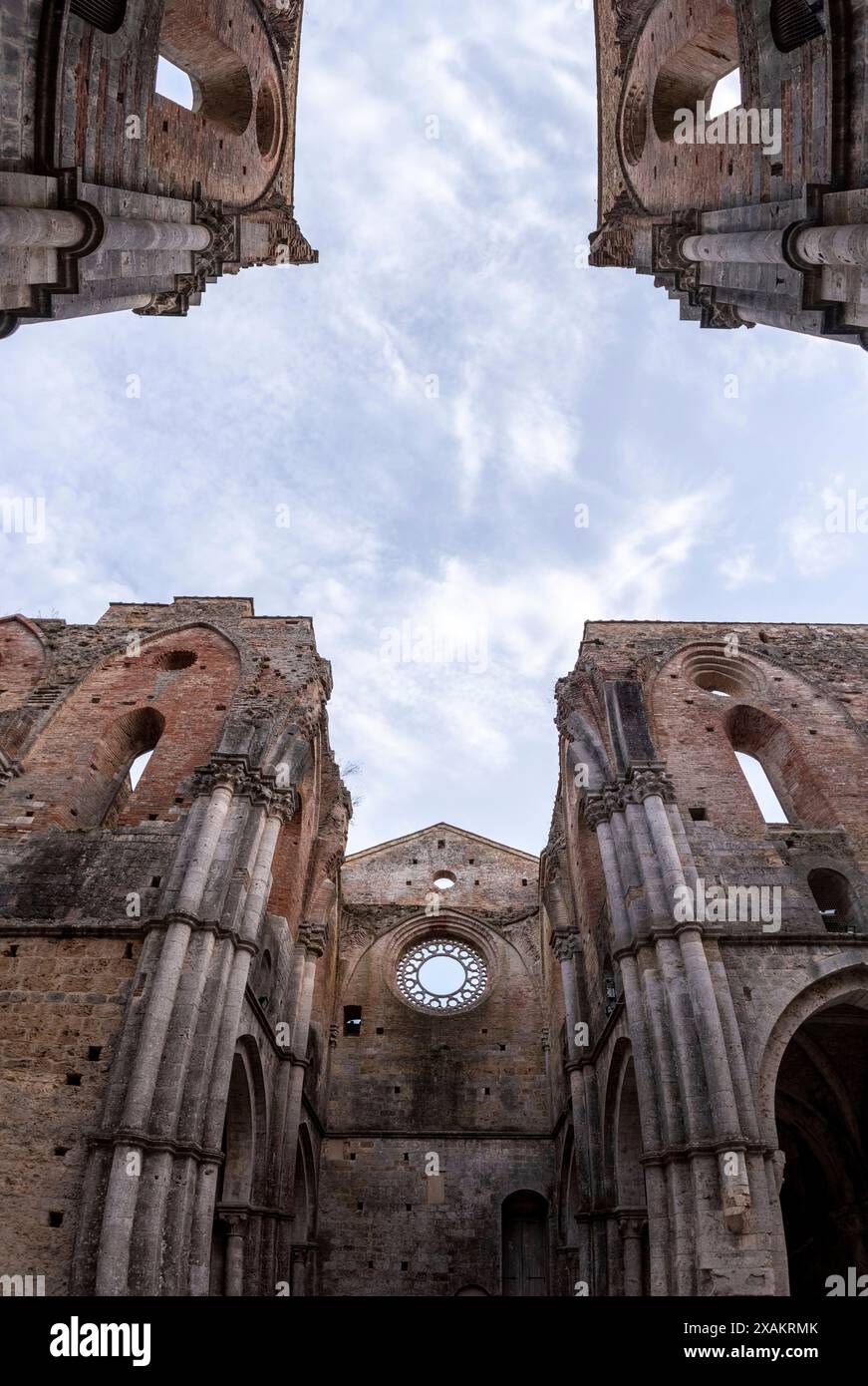 Plafond manquant ouvrant la vue vers le ciel dans le monastère cistercien abandonné détruit San Galgano en Toscane, Italie Banque D'Images