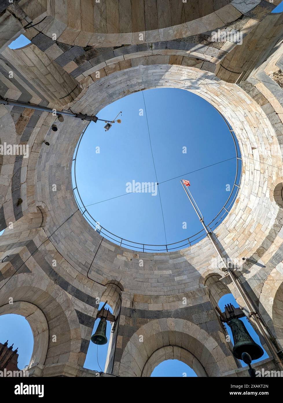A l'intérieur de la célèbre tour penchée de Pise vue vers le haut du ciel, Italie Banque D'Images