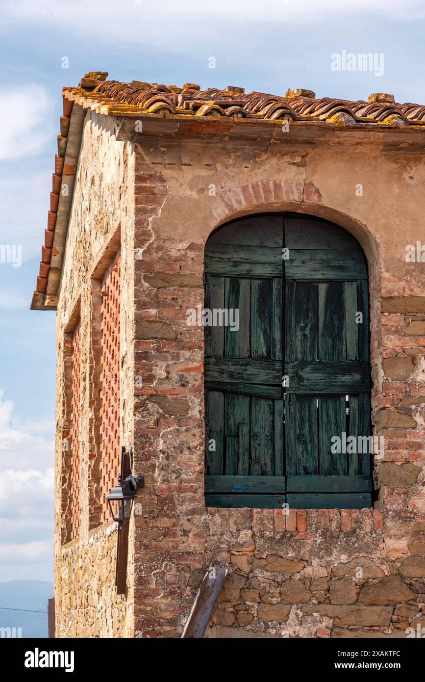 Porte d'un ancien hangar dans un village toscan, Italie Banque D'Images