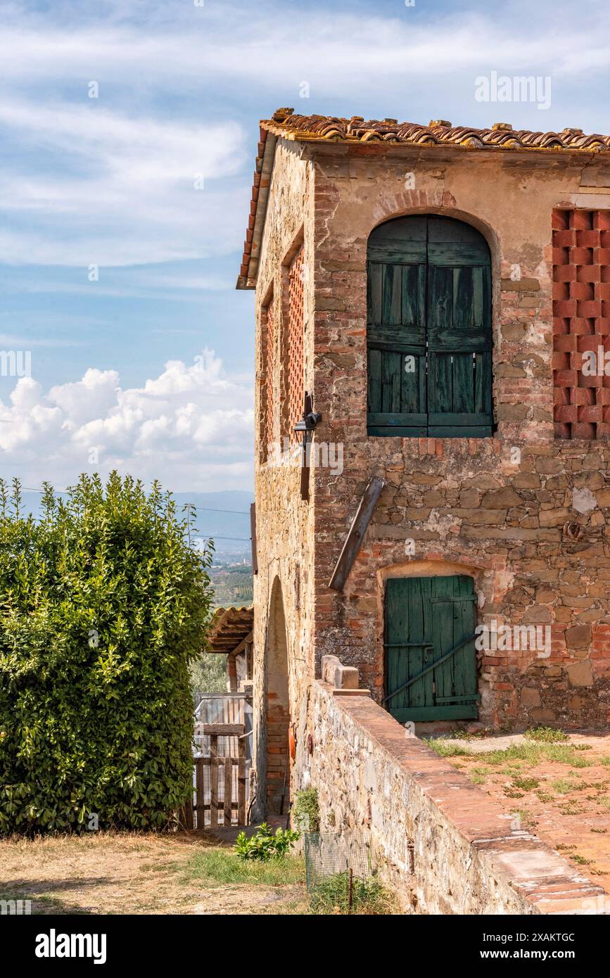 Porte d'un ancien hangar dans un village toscan, Italie Banque D'Images