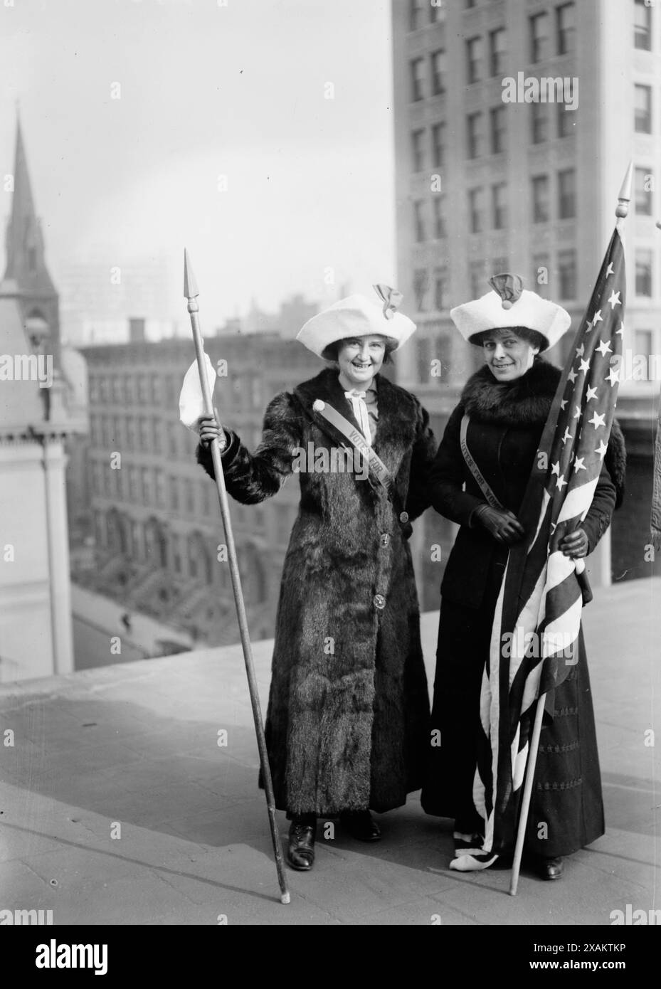 Suffragettes avec drapeau, entre c1910 et c1915. Spectacles (de gauche à droite) Jessie Stubbs et le "général" Rosalie Jones, qui ont mené les randonnées pour le suffrage féminin à Albany, New York, et Washington, DC Banque D'Images