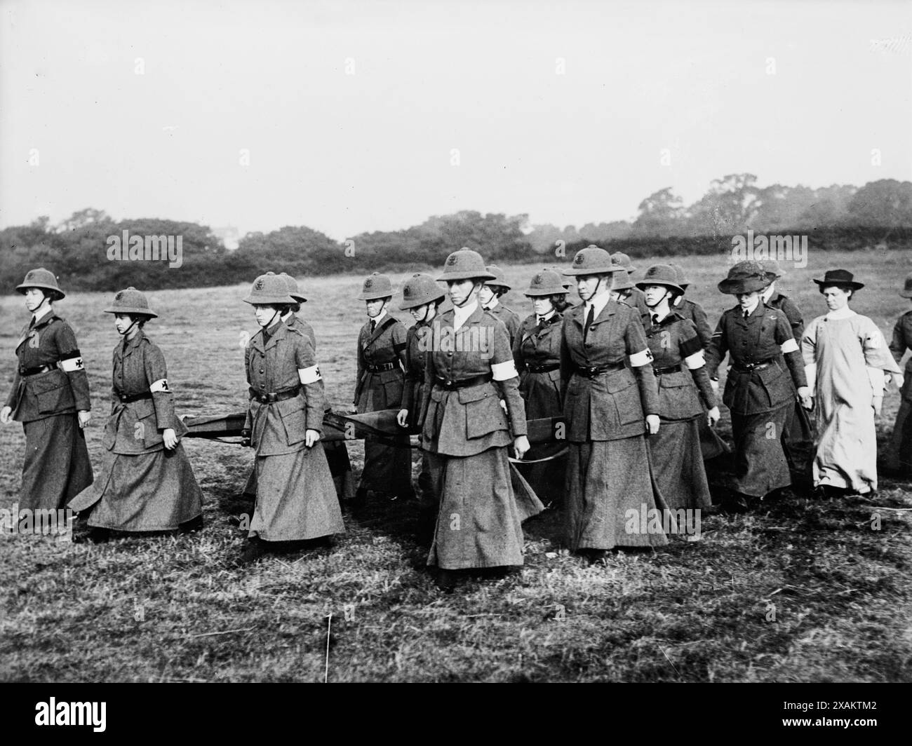 Femmes aux auxiliaires de l'armée britannique - porteurs de brancards, entre c1910 et c1915. Banque D'Images