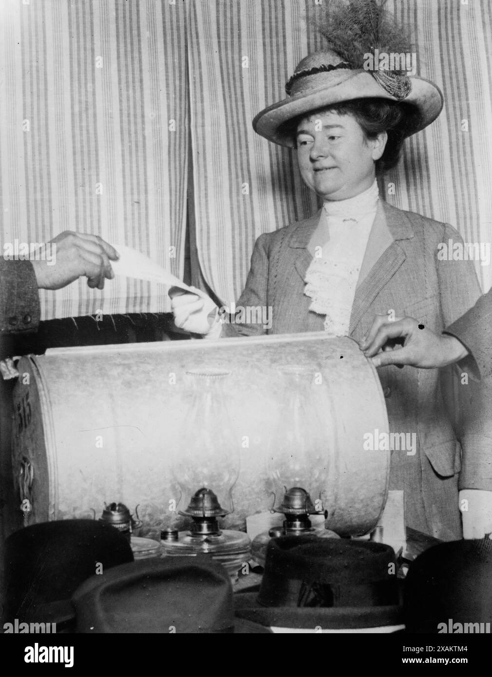 MRS Jas. Ralph [c.-à-d. Rolph], Jr., votant, 1911 ou plus tard. Montre Annie Marshall Reid Rolph, épouse de James Rolph, qui a été élu maire de San Francisco en 1911. Il a pris ses fonctions en 1912 et a servi jusqu'en 1931. La Californie a adopté le suffrage féminin en 1911, mais la photo a peut-être été prise plus tard. Banque D'Images