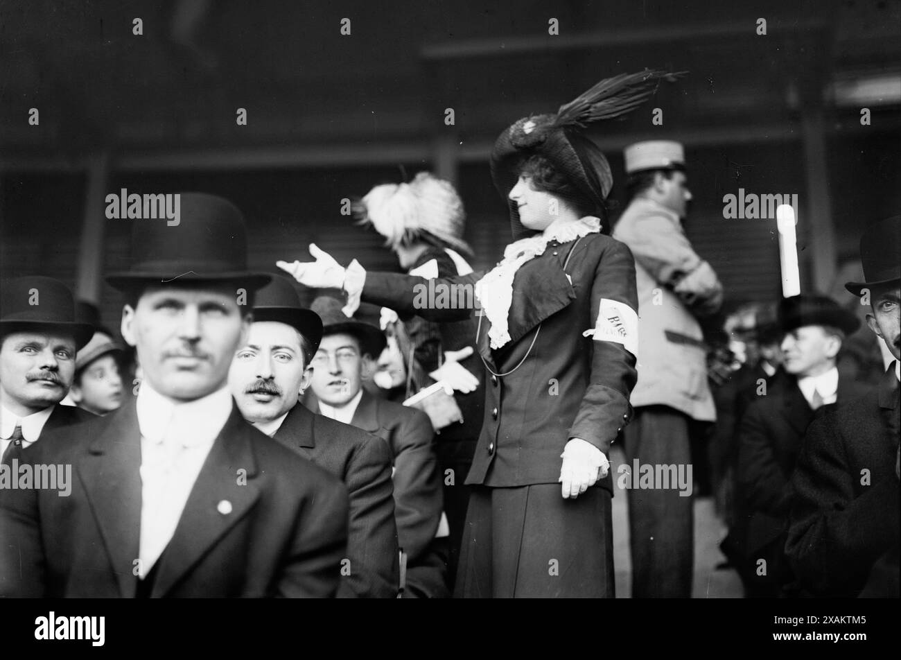 Chorus Girl collectant de l'argent au jeu TITANIC, 1912. Montre la foule à un match de baseball pour amasser des fonds pour les survivants de la catastrophe du RMS Titanic, Polo Grounds, New York City. Banque D'Images